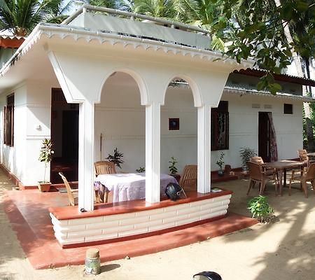 Little White House Hotel Тринкомале Екстериор снимка
