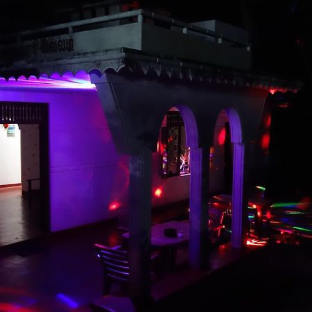 Little White House Hotel Тринкомале Екстериор снимка