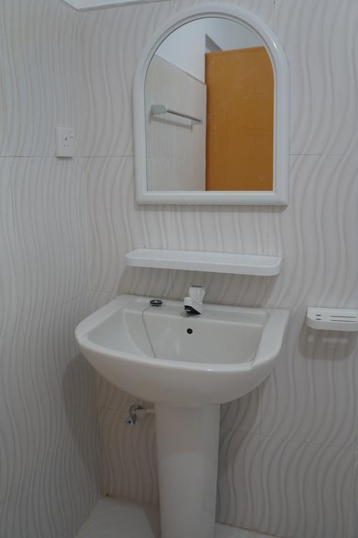Little White House Hotel Тринкомале Екстериор снимка