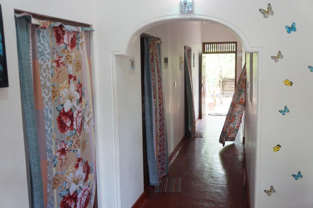 Little White House Hotel Тринкомале Екстериор снимка