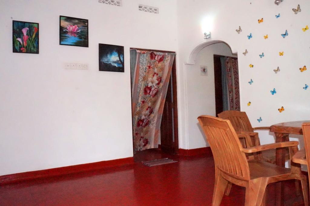 Little White House Hotel Тринкомале Екстериор снимка