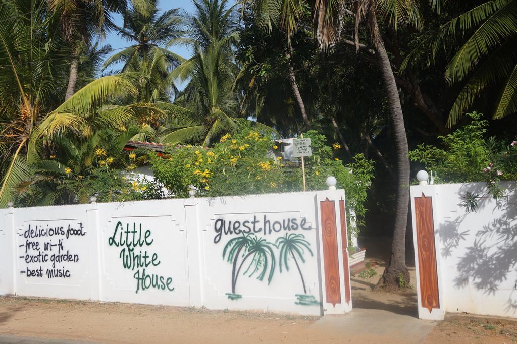 Little White House Hotel Тринкомале Екстериор снимка