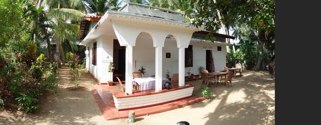 Little White House Hotel Тринкомале Екстериор снимка