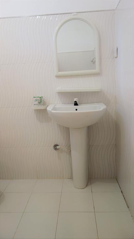 Little White House Hotel Тринкомале Екстериор снимка