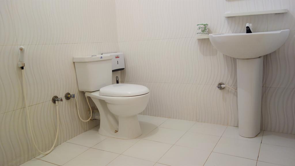 Little White House Hotel Тринкомале Екстериор снимка