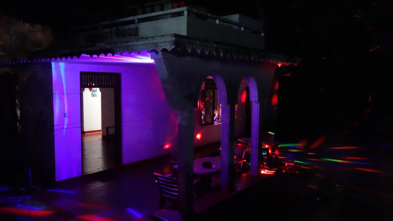 Little White House Hotel Тринкомале Екстериор снимка